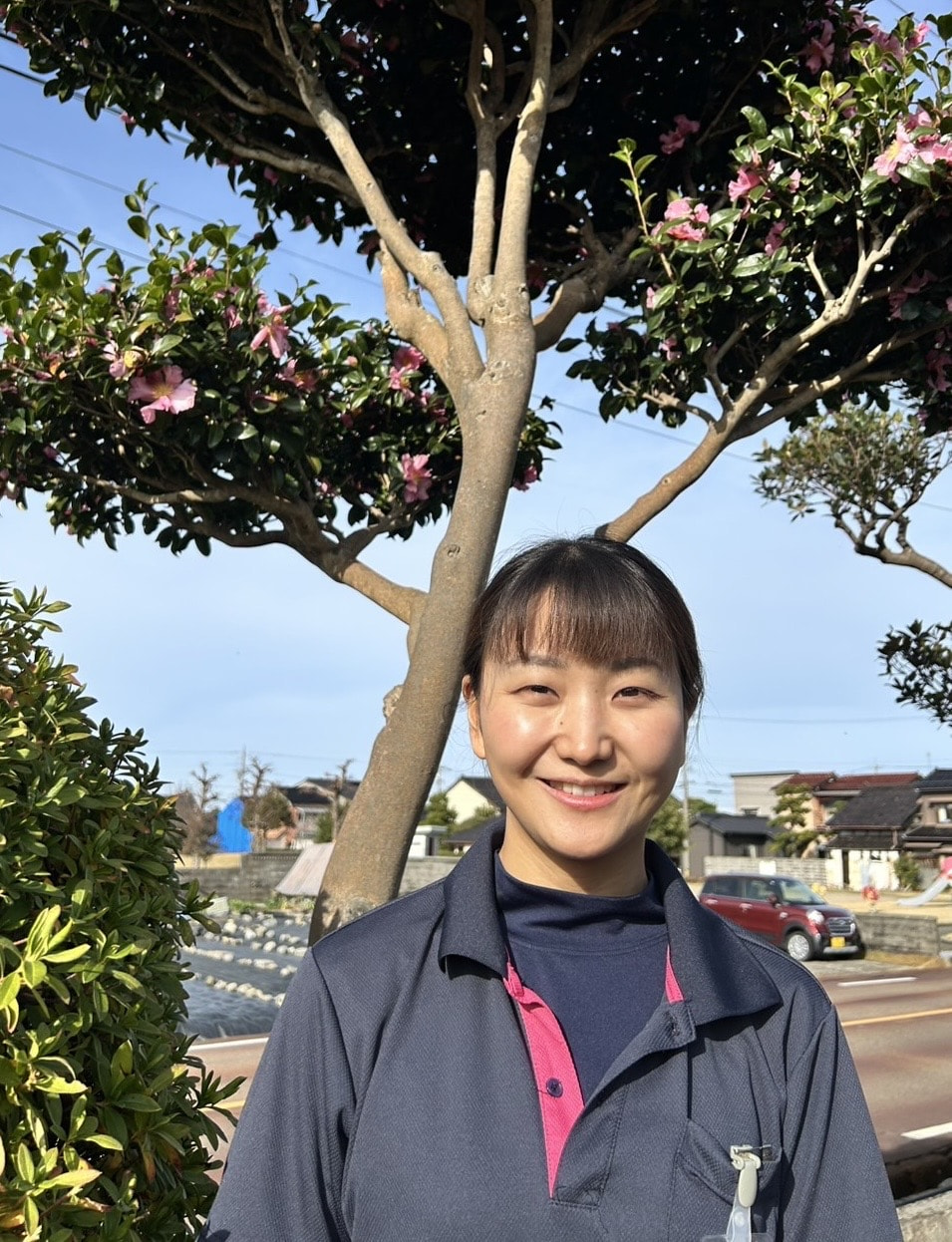 介護職員の田邊愛加と申します。私が介護の仕事に就いて一番やりがいを感じるのは、ご利用者様の役に立ち、感謝された時です。個性豊かなご利用者様とたくさん触れ合い、お話することでこちらが癒されることも多くありますし、お手伝いをさせていただけることにこちらも感謝を感じています。
また長い人生を歩まれている高齢者の方々と日々接する中で、人生の目的や、人としてどのように生きるべきかなどを考えさせられる機会も多く、それが自分自身の人間的な成長にも繋がると考えています。
自分自身が成長することにより、ご利用者様にも更にクオリティの高いサービスを提供することができると信じて仕事に取り組んでいます。ご利用者様がどのようなケアを望んでいるか、理解するように努め、少しでも喜んでいただけるようにお手伝いさせていただきます。