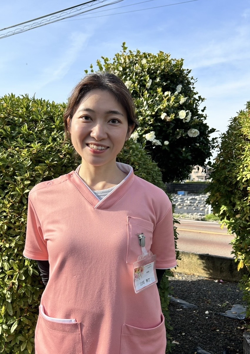 こんにちは、デイサービス ふぁみりーの看護師 山﨑希江です。
現在日本は超高齢社会(65歳以上が人口の28%)ですが、私たちの事業所がある富山市は人口の30%以上が高齢者という、より高齢者の多い地域です。年齢を重ねると、ご自身の体の不調や近しい人の死など気持ちが落ち込むことも多いと思います。「何の役にも立たないのに、何でまだ生きとるんやろうか」とおっしゃる方に出会うことがあります。
私はまだ本当の意味で老いることの大変さや辛さを知りませんが、戦後焼け野原だった日本を世界屈指の経済大国にまで発展させられた高齢者の皆さまへの感謝と尊敬を常に忘れずに、人生最後の瞬間まで安心と幸せを感じながら過ごしていただけたらと思っています。だから、いつもそのようなお声には『いいんですよ、これまで頑張ってこられたんですから。次は私たちが支える番です』とお声がけしています。
最近見た記事で、介護をするのは人間だけだと知りました。確かに次の瞬間の命の保証がなく、食糧が限られた自然界では介護はできません。豊かな国だからこそ、幸せな国だからこそ介護ができます。そんな国をつくってくださったのも高齢者の皆さんです。そして、今頑張って働いている私たちの未来やその先もずっと優しい介護の世界が続くことを願っています。
最近、家で寝てばかり、何をするのも億劫、楽しい気持ちにならないな、と思っておられる高齢者の皆さん、ぜひ一度遊びに来てください。同じ気持ちの仲間やあたたかいスタッフと出会えますよ。