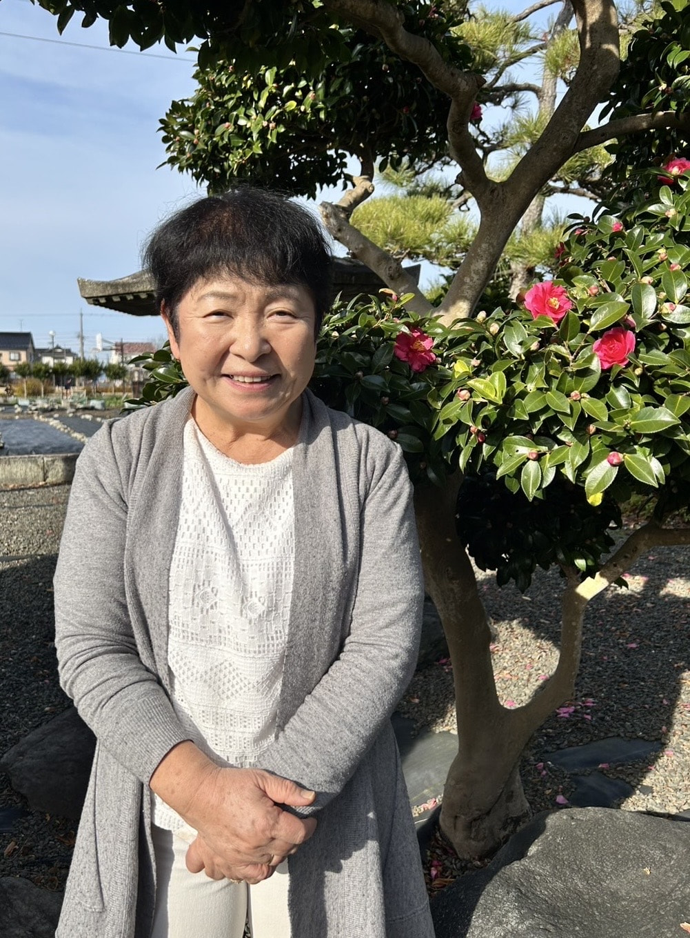 長年ご苦労されてきたお父さんお母さんたち、今まで本当に頑張ってきた人たちが少しでも気が休まる、楽しい場所になるといいなという思いでやってきました。歳を取ったおばあちゃんが私たちがちょっとしたことに対して「ありがとう。」と優しく声をかけて下さる、そんな何気ない一言がとても嬉しいと感じます。スタッフもよくお年寄りに寄り添って、トイレの介助等大変なことも嫌な顔せず親身になってケアしてくれており、ありがたく思っています。
それぞれの専門分野で一生懸命やってくれています。
来所されているご利用者の皆さんも優しく、嫌なことを言う方はあまりおられないので、とても雰囲気が良い施設だと思います。
ご自分の親戚や娘のところへ遊びに来たような気持ちで気軽に来ていただければと思います。皆様とお会いできることを楽しみにしています。
