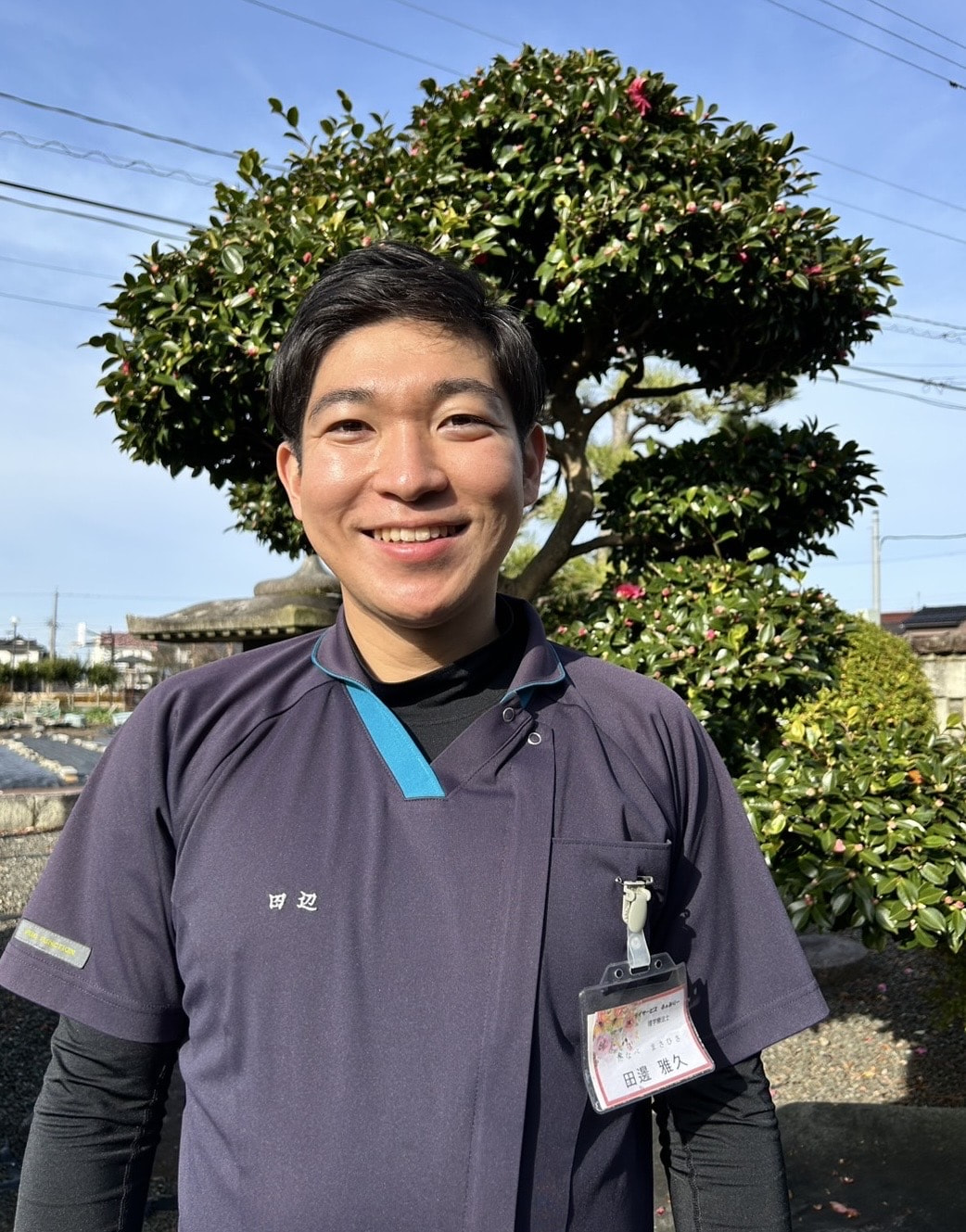 機能訓練指導員の田邊雅久です。
私は利用者様お一人お一人が住み慣れた環境(主に在宅)での生活を継続出来るように支援させていただきます。
肩関節や股関節、膝関節、腰部の椎間関節等の身体の各部位の痛みは日常生活動作の自立を阻害します。私はそのような身体の各部位の疼痛に対して専門的なアプローチを行い寝返りや起き上がり、立ち上がり、歩行といった基本動作を痛みなく円滑に行っていただけるように支援致します。
活動時の痛みは自立を阻害するだけでなく、活動意欲の低下を引き起こし、更には活動機会の減少を引き起こします。その結果更なる身体機能の低下を引き起こすという悪循環に陥ります。私はそのような自立を妨げている要因を1つ1つ取り除くことで、住み慣れた在宅での生活を継続していくための支援を行って参ります。
自身の身体のことで心配なこと分からないこと等可能な限り対応して参りますのでお気軽にご相談下さい。